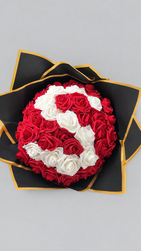 Bouquet bicolore en roses éternelles rouges et blanches, formant une lettre personnalisée au centre, emballage noir et liseré doré