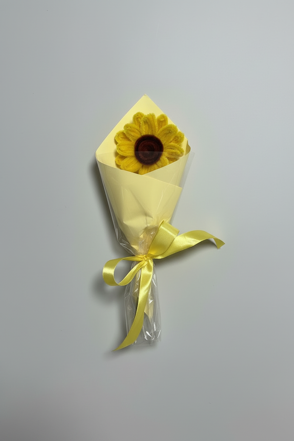 Fleur individuelle en fil de chenille façon tournesol, teintes jaunes et cœur marron texturé, disponible en orange, blanc ou jaune