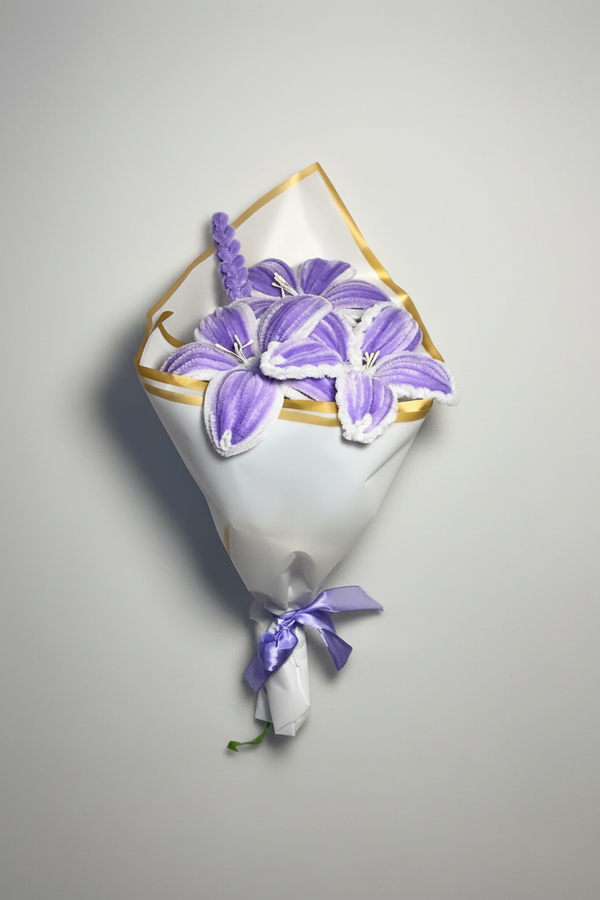 Bouquet en fil de chenille tressé à la main, nuances de violet profond et parme, brin de lavande, ruban satin violet